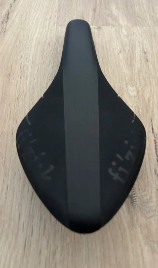 Sillín bici Fi'zi:k R1 Regular Carbono