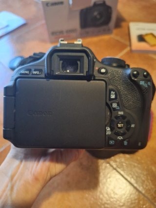 Cámara Canon EOS 600D Kit + Accesorios