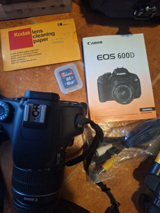 Cámara Canon EOS 600D Kit + Accesorios