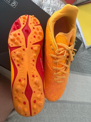 Zapatillas de campo naranjas y rojas