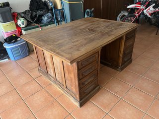Escritorio grande de madera