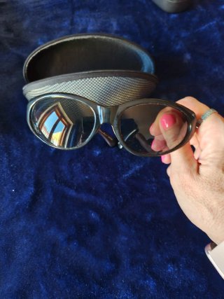 Gafas de sol negras con funda