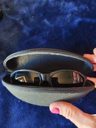 Gafas de sol negras con funda