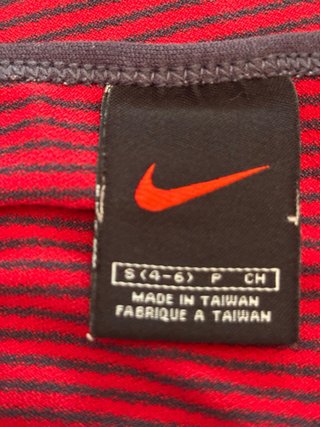 Top Nike Rayas Rojas y Negras