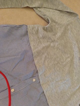 Sudadera Zara gris y rayas blancas y azul marino