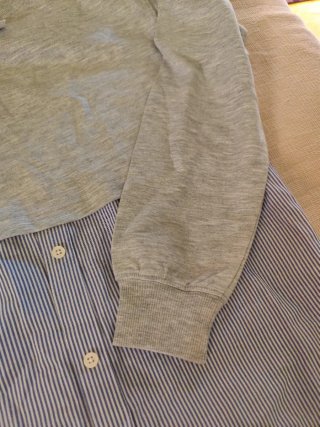 Sudadera Zara gris y rayas blancas y azul marino