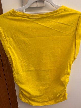 Camiseta Zara amarilla manga corta
