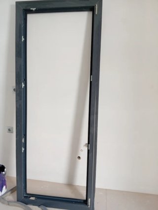 Puerta balconera de cristal y aluminio