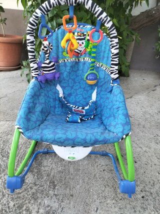 Mecedora bebé Fisher-Price c/juguetes