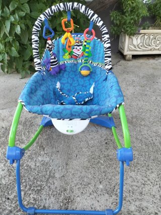 Mecedora bebé Fisher-Price c/juguetes