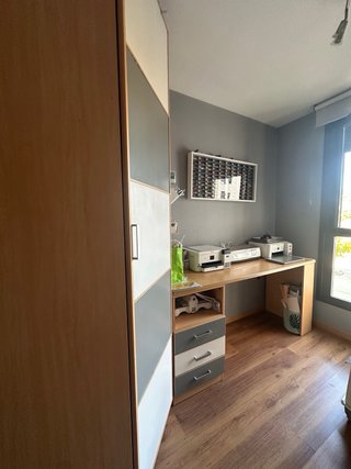Habitación con armario y cama nido