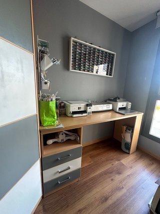 Habitación con armario y cama nido