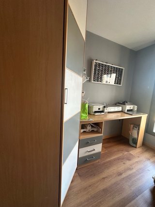 Habitación con armario y cama nido