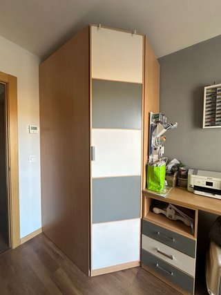 Habitación con armario y cama nido