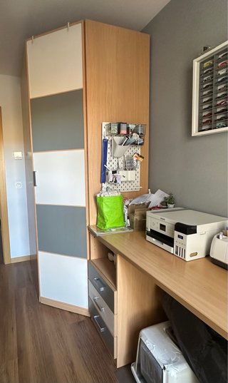 Habitación con armario y cama nido