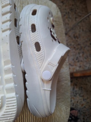 Ciabatte stile Crocs bianche con ciondoli
