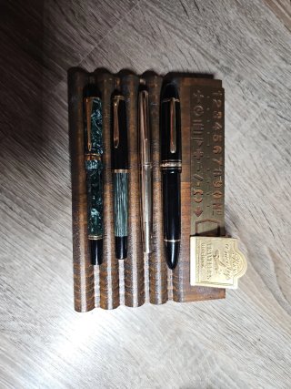 Soporte para plumas de madera