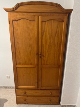 Armario de madera con cajones