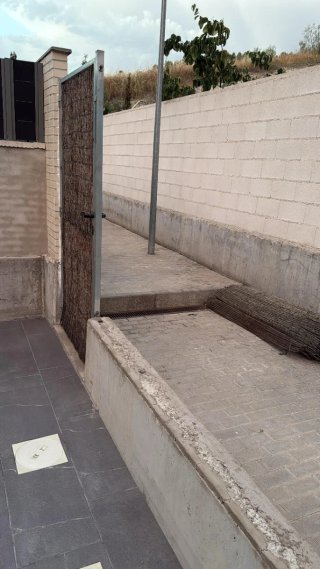 Puerta de jardín de cañizo y metal