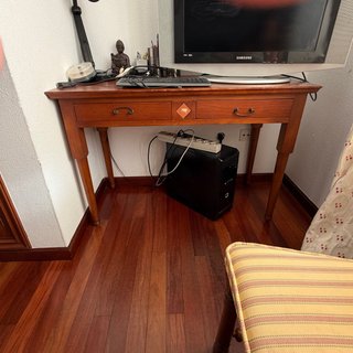 Escritorio de madera marrón