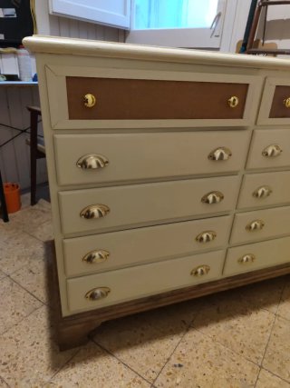Cómoda cajonera de madera beige y marrón
