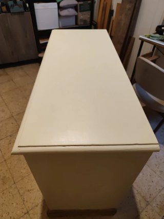 Cómoda cajonera de madera beige y marrón