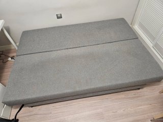 Sofá-cama gris de tela