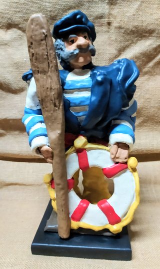Figura marinero cerámica con salvavidas
