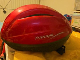 Casco de bicicleta rojo Triumph