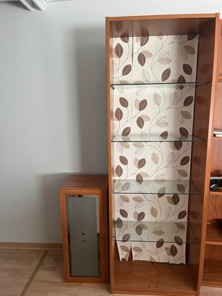 Estantería de madera y cristal