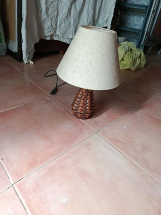 Lámpara de mesa tejida