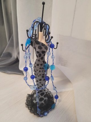 Collar azul con cuentas y colgante