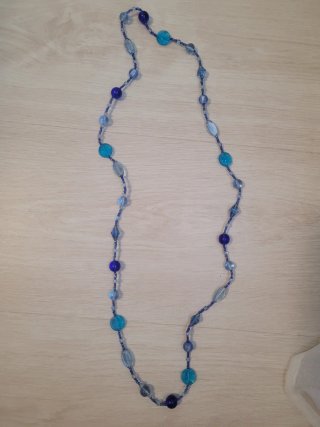 Collar azul con cuentas y colgante