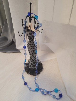 Collar azul con cuentas y colgante