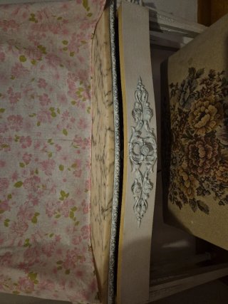 Consola con cajon y banqueta con tapicería floral