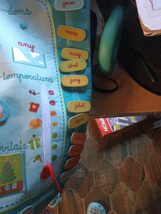 Calendari infantil de tela en català