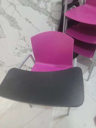Sillas con pala metálicas y de plástico