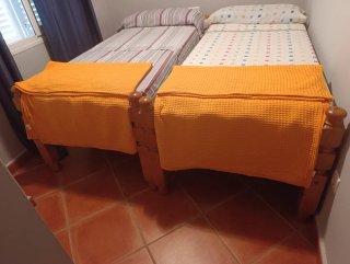2 Camas individual de madera con textiles