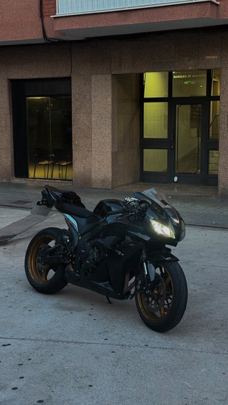 Honda CBR600RR Negra y Dorada
