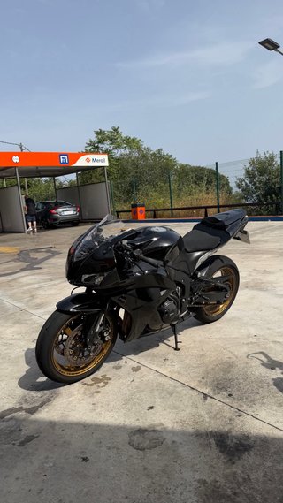 Honda CBR600RR Negra y Dorada