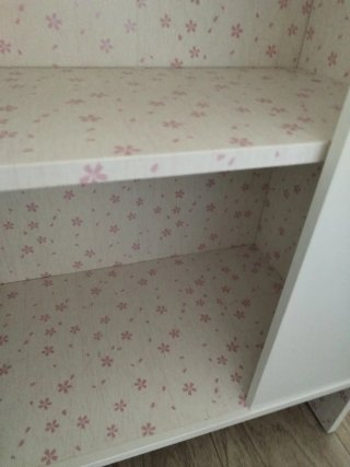 Armario de muñecas blanco y rosa