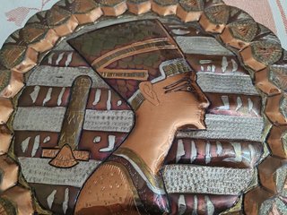 Plato decorativo Nefertiti metal dorado y plateado