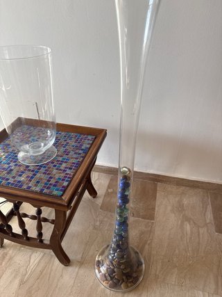 Mesa auxiliar con lámpara y jarrón