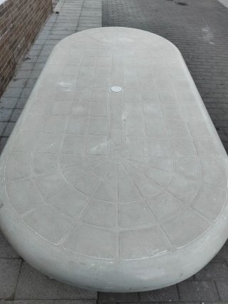 Mesa de jardín ovalada blanca y cuatro sillas.