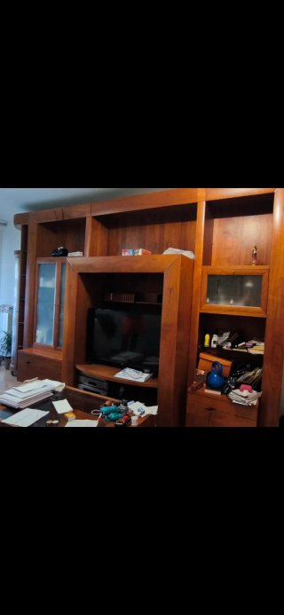 Mueble de salón de madera y cristal