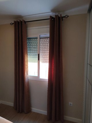 Cortinas de tela marrones y beige