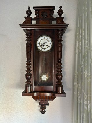 Reloj de pared antiguo de madera