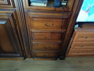 Armario de madera con puertas de cristal