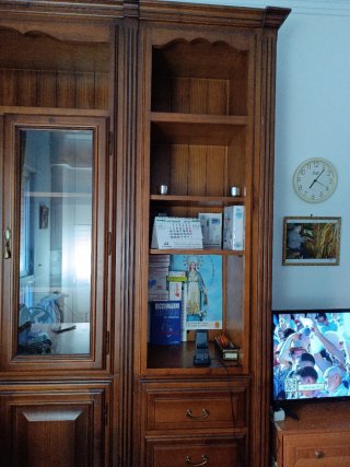 Armario de madera con puertas de cristal