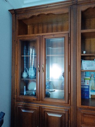 Armario de madera con puertas de cristal